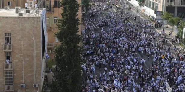 Foto - Kudüs'te ırkçı sloganlar! Ellerinde İsrail bayrakları ile yürüyüş: Yıllar önceki tarihi olay tekrar hatırlandı