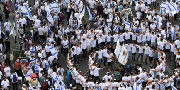 Kudüs'te ırkçı sloganlar! Ellerinde İsrail bayrakları ile yürüyüş: Yıllar önceki tarihi olay tekrar hatırlandı