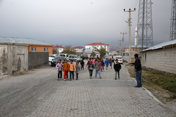Kuduz nedeniyle ölen çocuğun arkadaşları çaresiz!