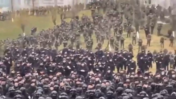 Foto - Kukla liderden Putin'e yalakalık! Ukrayna'ya gitmek isteyen askerler başkentte toplandı