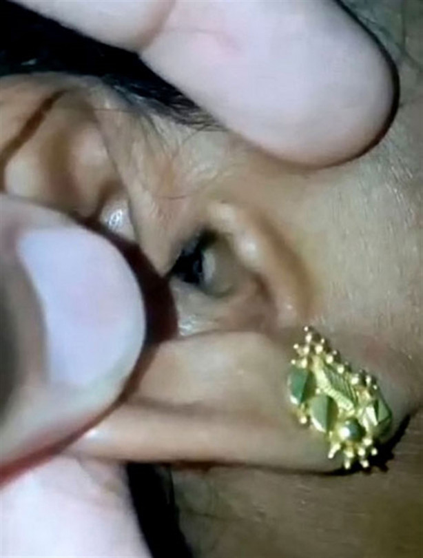 Kulağından çıkanı görünce şok oldu!