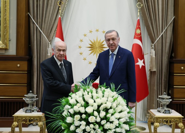 Foto - Külliye'de özel anlar! Cumhurbaşkanı Erdoğan'dan Bahçeli'ye pasta sürprizi