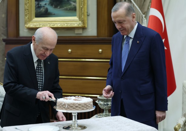 Foto - Külliye'de özel anlar! Cumhurbaşkanı Erdoğan'dan Bahçeli'ye pasta sürprizi