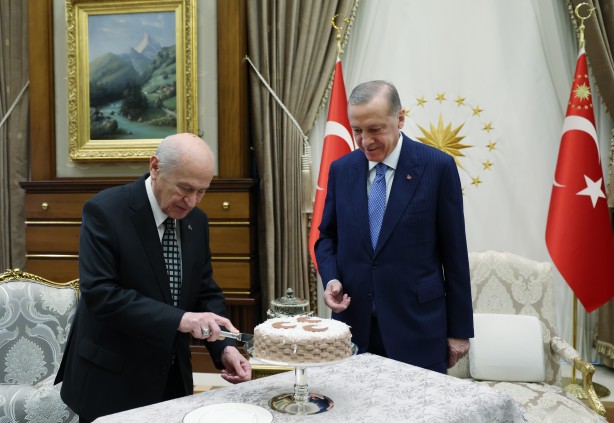 Foto - Külliye'de özel anlar! Cumhurbaşkanı Erdoğan'dan Bahçeli'ye pasta sürprizi