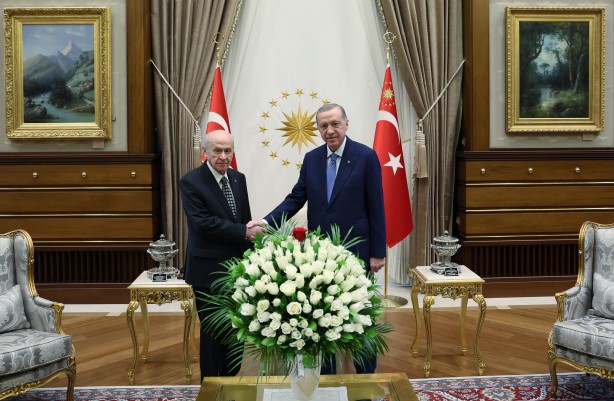 Foto - Külliye'de özel anlar! Cumhurbaşkanı Erdoğan'dan Bahçeli'ye pasta sürprizi