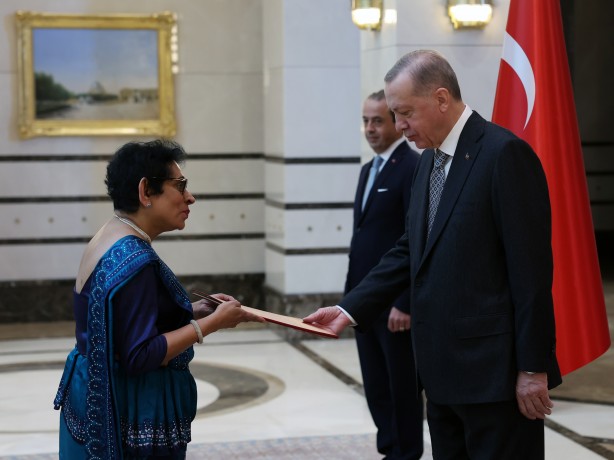 Foto - Külliye'de yoğun diplomasi! Cumhurbaşkanı Erdoğan'a güven mektubu sundular