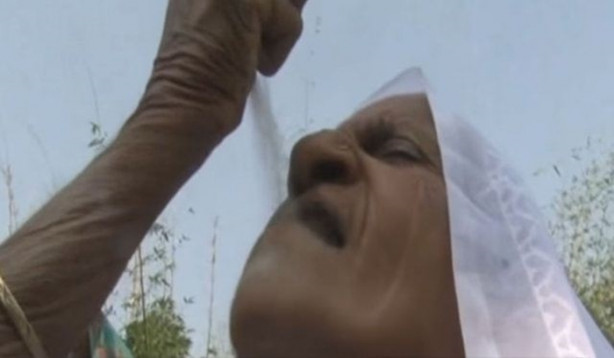 Foto - Kum bulamazsa duvar kemiriyor!