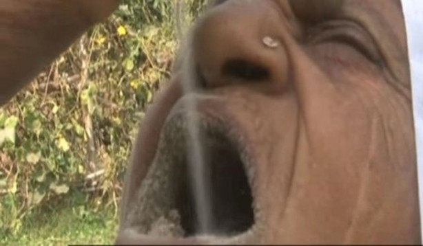 Foto - Kum bulamazsa duvar kemiriyor!