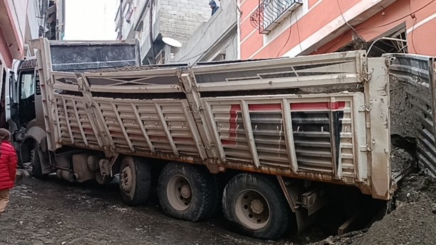 Foto - Kum yüklü kamyon eve girdi