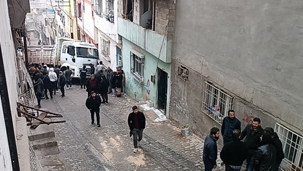 Foto - Kum yüklü kamyon eve girdi