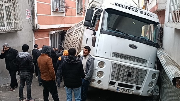 Foto - Kum yüklü kamyon eve girdi