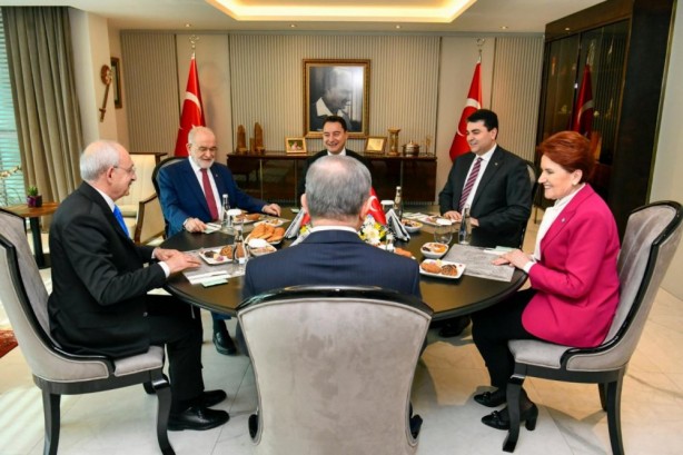 Foto - Kumar masasında üç ince taktik