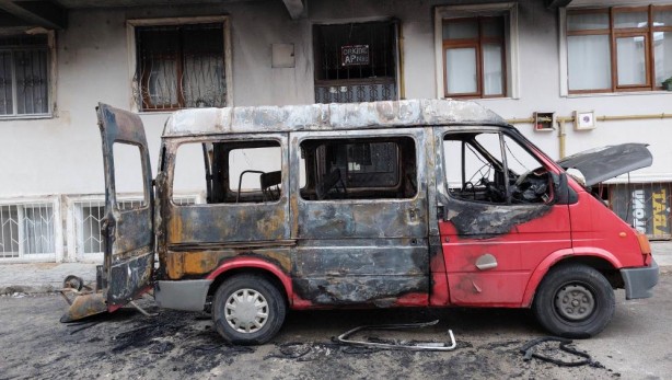 Foto - Kundaklanan minibüs alev topuna döndü!
