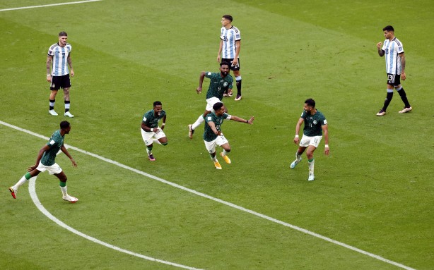 Foto - Kupada Arjantin’e büyük şok! Suudi Arabistan Messi'yi çimlere gömdü