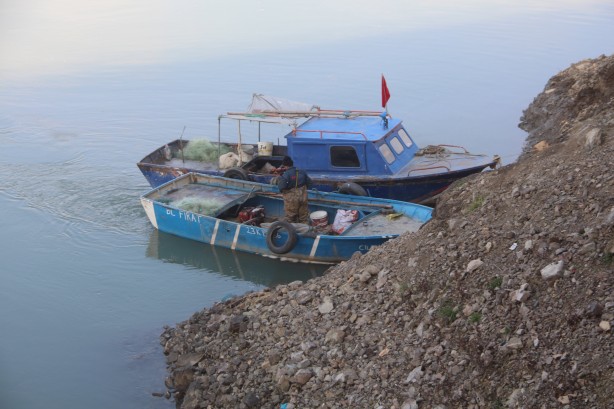 Foto - Kuraklığın en net fotoğrafı: "Suya girmek yasaktır" yazısı var, su yok