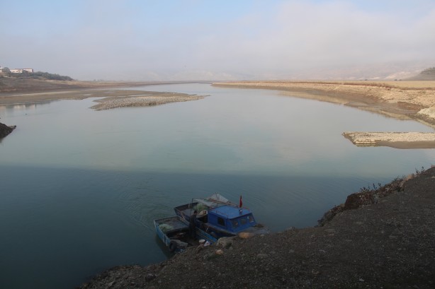 Foto - Kuraklığın en net fotoğrafı: "Suya girmek yasaktır" yazısı var, su yok