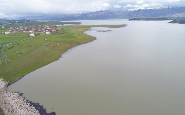 Foto - Kuraklığın en net fotoğrafı: "Suya girmek yasaktır" yazısı var, su yok