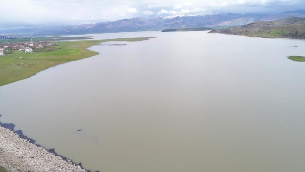 Foto - Kuraklığın en net fotoğrafı: "Suya girmek yasaktır" yazısı var, su yok