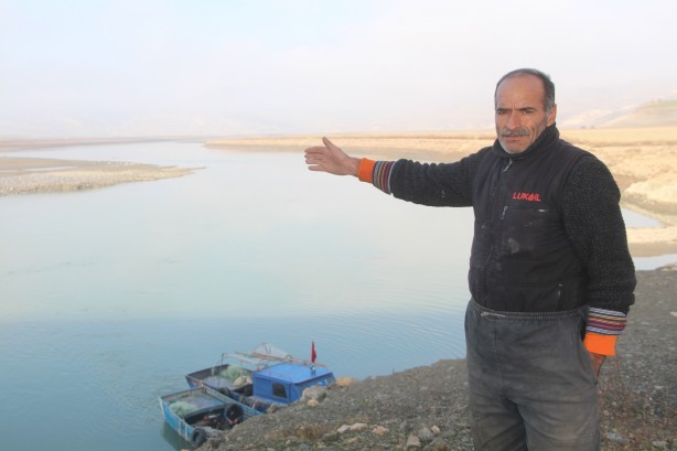 Foto - Kuraklığın en net fotoğrafı: "Suya girmek yasaktır" yazısı var, su yok