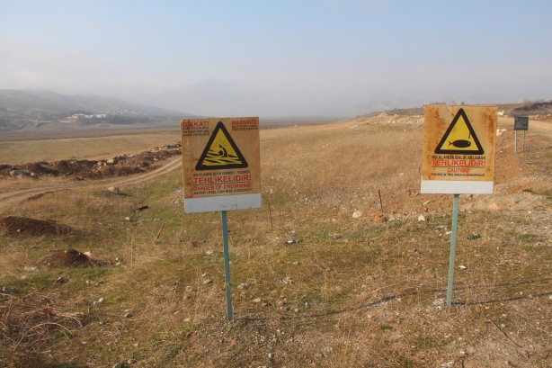 Foto - Kuraklığın en net fotoğrafı: "Suya girmek yasaktır" yazısı var, su yok