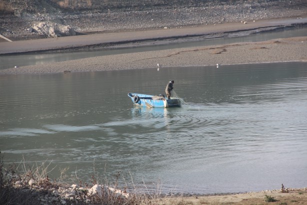 Foto - Kuraklığın en net fotoğrafı: "Suya girmek yasaktır" yazısı var, su yok