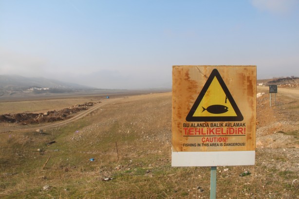 Foto - Kuraklığın en net fotoğrafı: "Suya girmek yasaktır" yazısı var, su yok