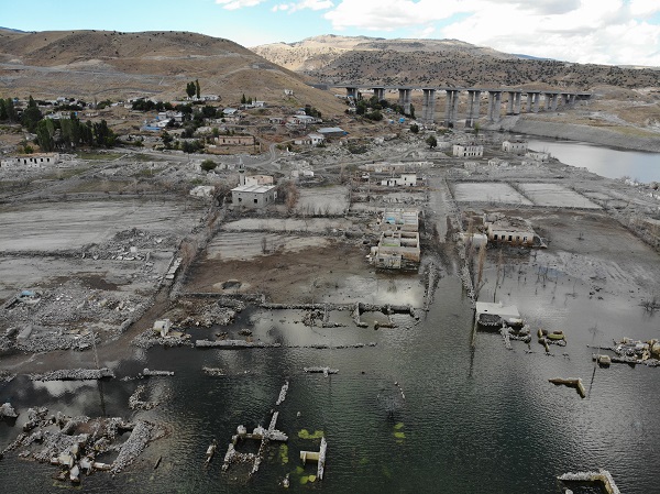Foto - Kuraklığın geldiği boyut! Sular çekildi ortaya çıktı