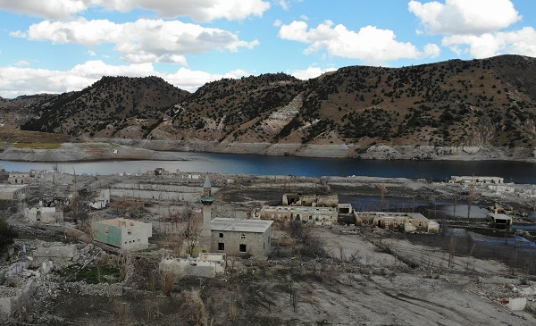 Foto - Kuraklığın geldiği boyut! Sular çekildi ortaya çıktı
