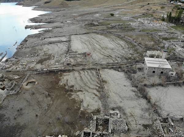 Foto - Kuraklığın geldiği boyut! Sular çekildi ortaya çıktı