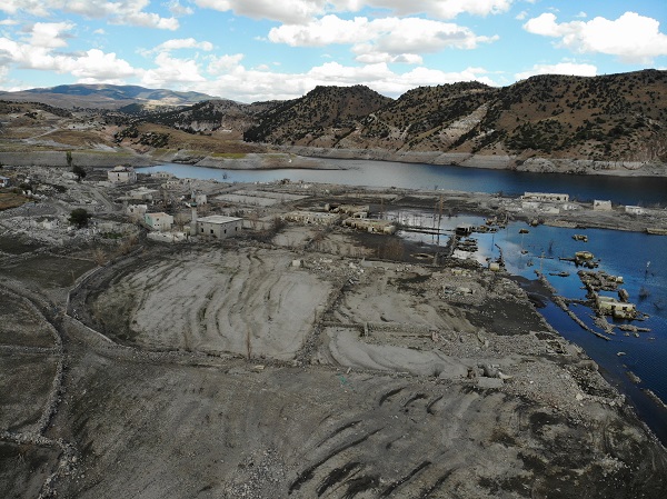 Foto - Kuraklığın geldiği boyut! Sular çekildi ortaya çıktı