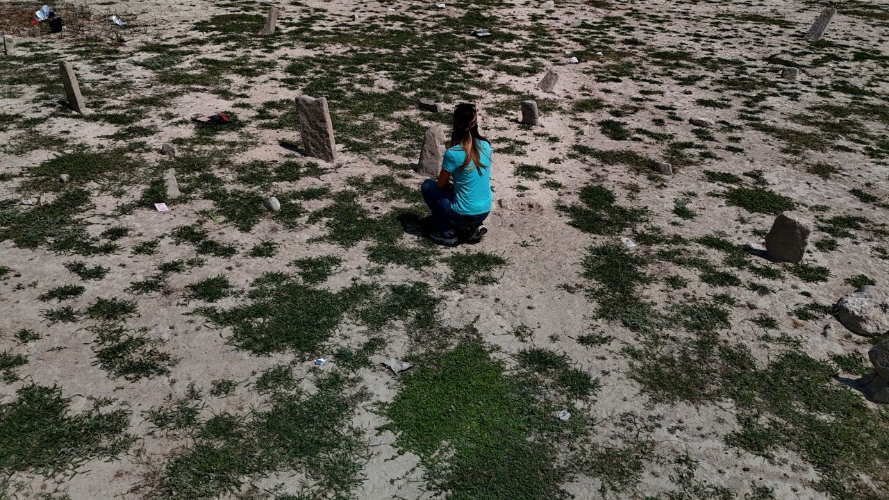 Kuraklık baraj altındaki mezarlığı ortaya çıkardı! 70 yıl sonra dualar okundu