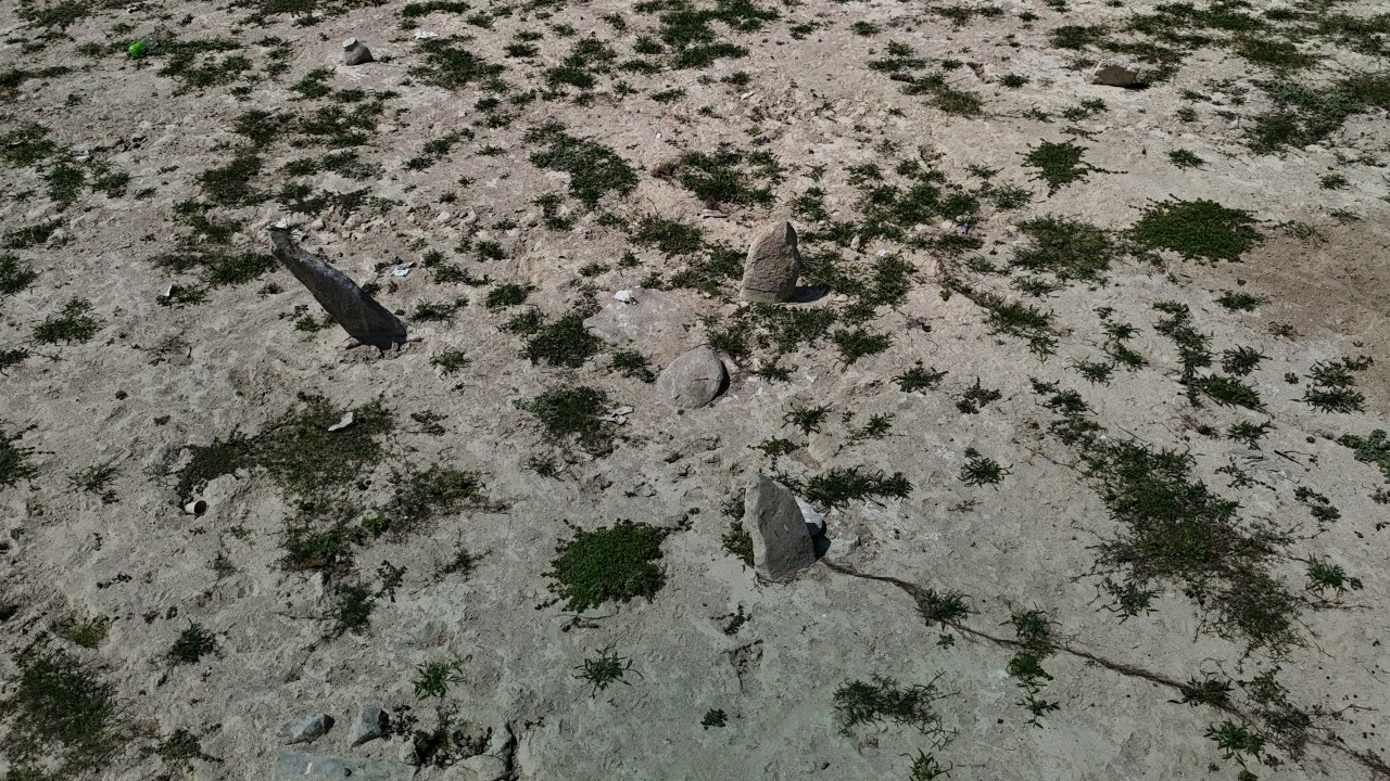 Foto - Kuraklık baraj altındaki mezarlığı ortaya çıkardı! 70 yıl sonra dualar okundu