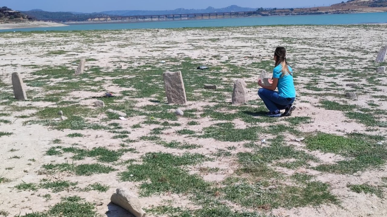 Foto - Kuraklık baraj altındaki mezarlığı ortaya çıkardı! 70 yıl sonra dualar okundu