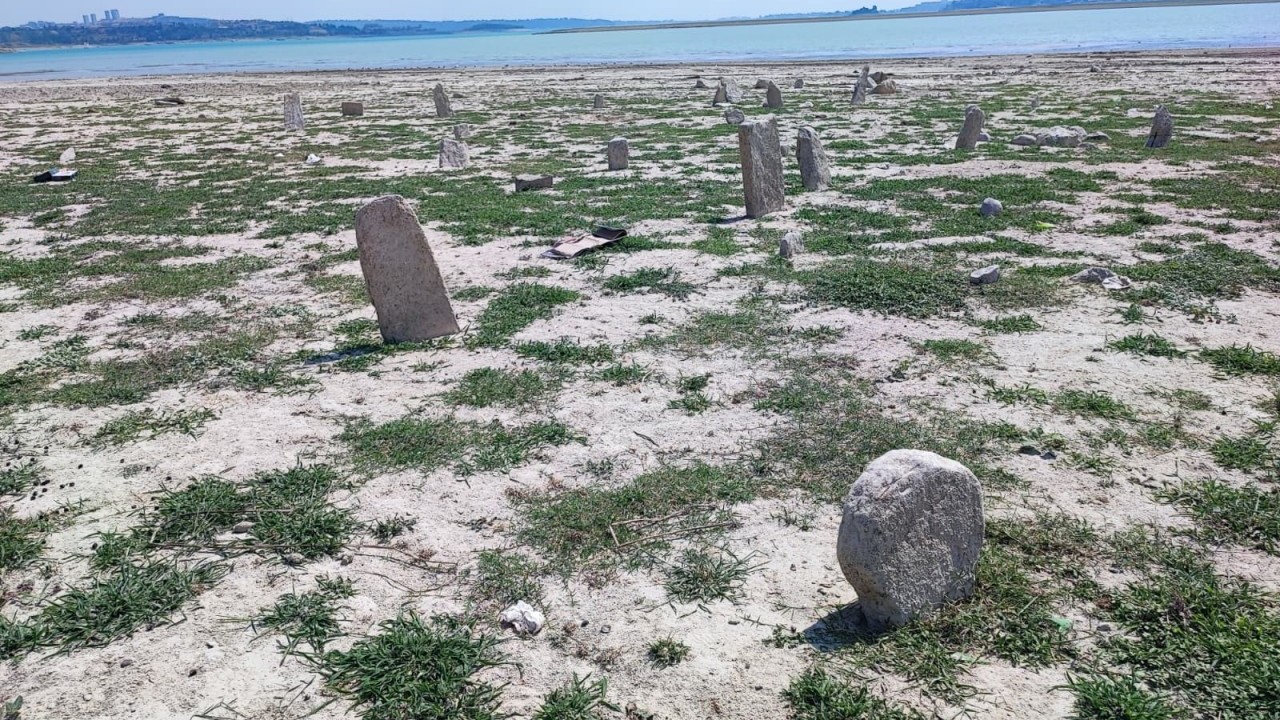 Foto - Kuraklık baraj altındaki mezarlığı ortaya çıkardı! 70 yıl sonra dualar okundu
