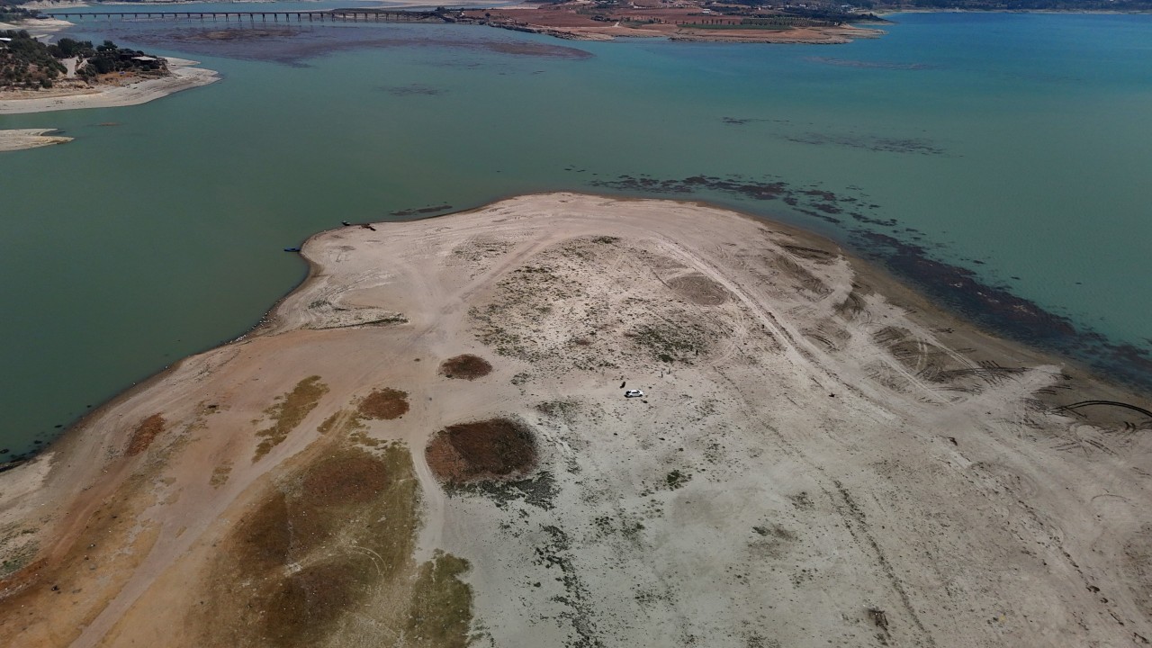 Foto - Kuraklık baraj altındaki mezarlığı ortaya çıkardı! 70 yıl sonra dualar okundu
