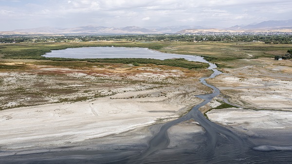 Foto - Kuraklık nedeniyle küçülmeye devam ediyor! Van Gölü’nde son durum görüntülendi