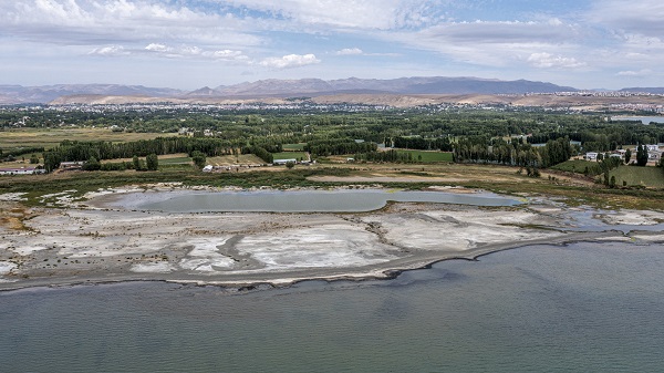 Foto - Kuraklık nedeniyle küçülmeye devam ediyor! Van Gölü’nde son durum görüntülendi
