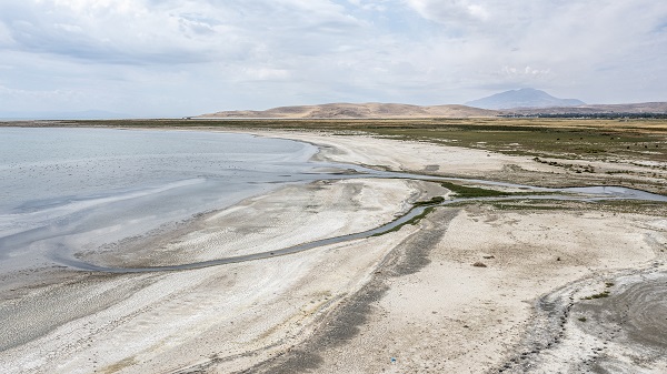 Foto - Kuraklık nedeniyle küçülmeye devam ediyor! Van Gölü’nde son durum görüntülendi