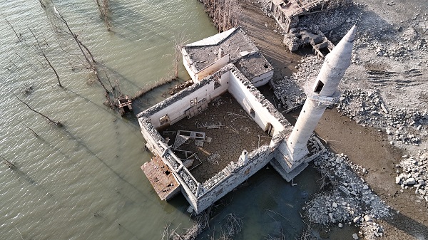 Foto - Kuraklık o barajı da vurdu! Asırlık köy 14 yıl sonra ortaya çıktı