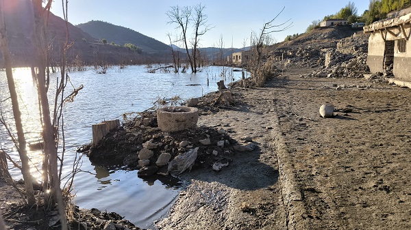 Foto - Kuraklık o barajı da vurdu! Asırlık köy 14 yıl sonra ortaya çıktı