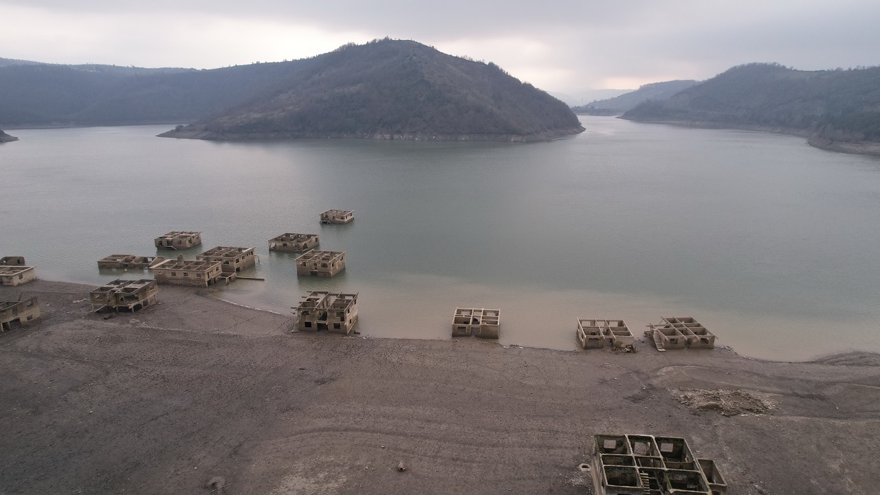 Foto - Kuraklık o barajı da vurdu! Sular çekilince bakın ortaya neler çıktı