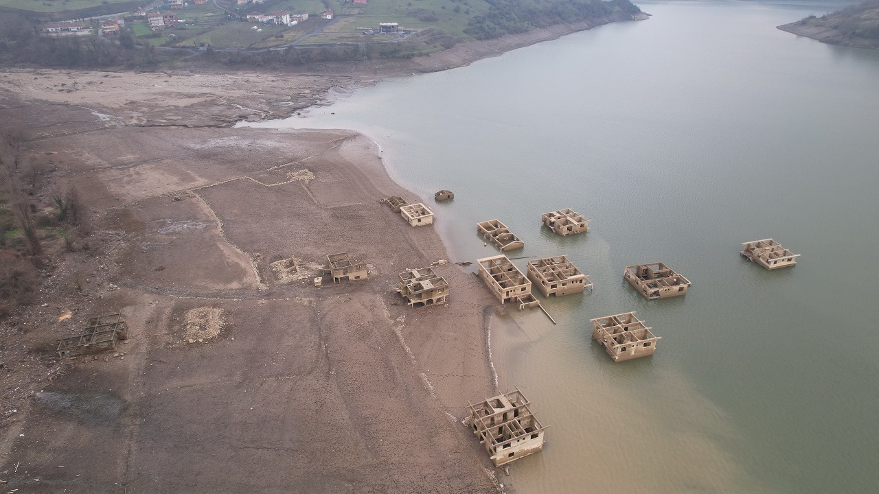 Kuraklık o barajı da vurdu! Sular çekilince bakın ortaya neler çıktı