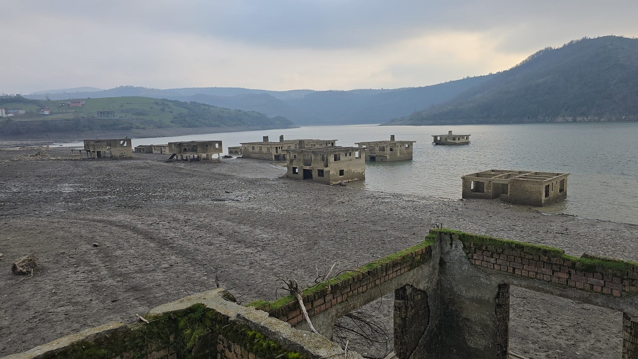 Foto - Kuraklık o barajı da vurdu! Sular çekilince bakın ortaya neler çıktı