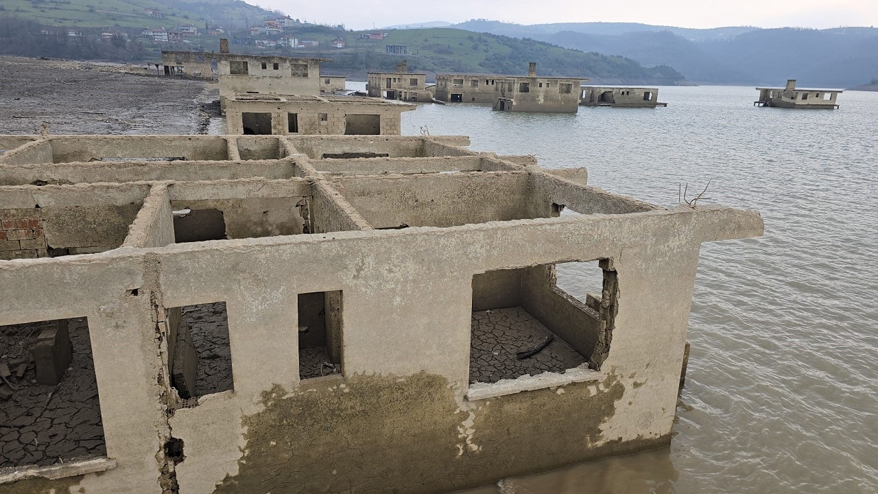Foto - Kuraklık o barajı da vurdu! Sular çekilince bakın ortaya neler çıktı