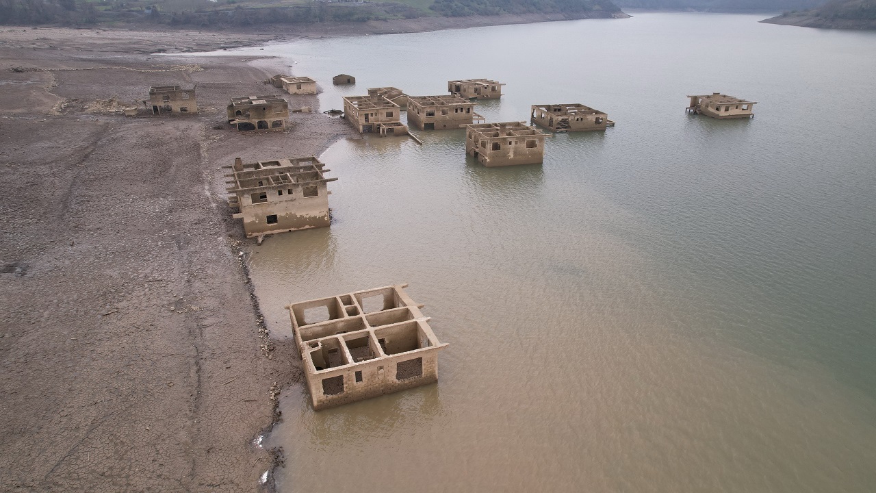 Foto - Kuraklık o barajı da vurdu! Sular çekilince bakın ortaya neler çıktı