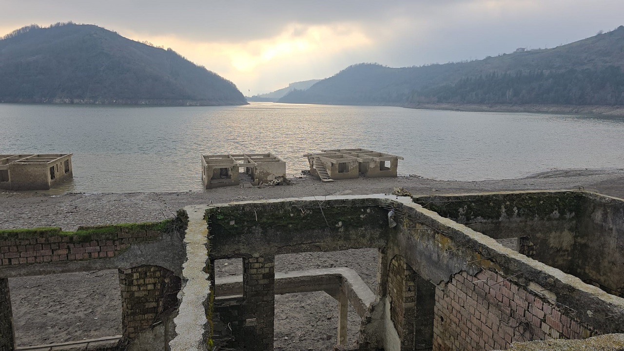 Foto - Kuraklık o barajı da vurdu! Sular çekilince bakın ortaya neler çıktı