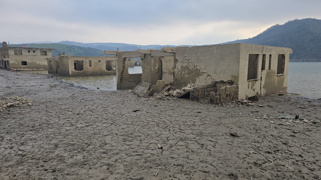 Foto - Kuraklık o barajı da vurdu! Sular çekilince bakın ortaya neler çıktı