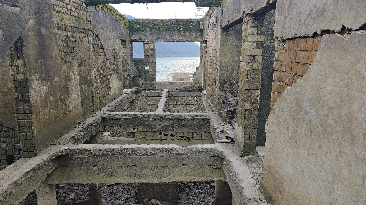 Foto - Kuraklık o barajı da vurdu! Sular çekilince bakın ortaya neler çıktı