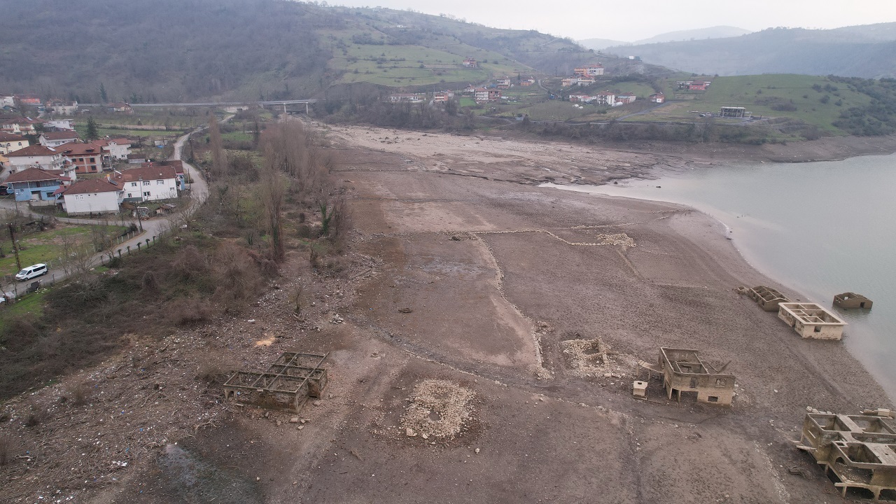 Foto - Kuraklık o barajı da vurdu! Sular çekilince bakın ortaya neler çıktı
