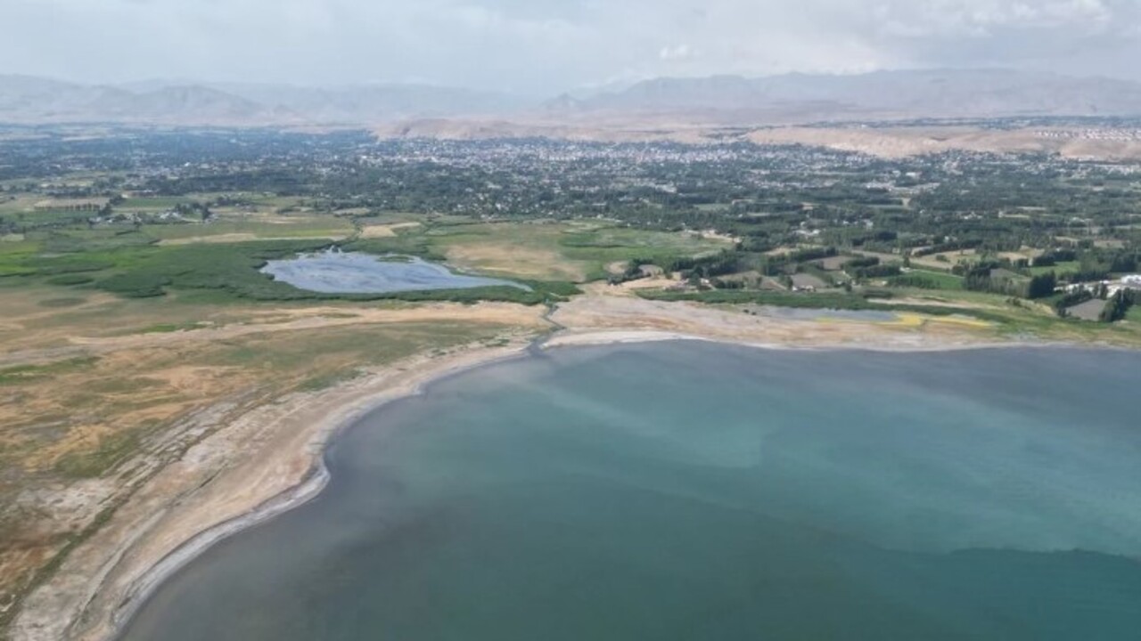 Foto - Kuraklık o gölü vurdu! Eskiden tekne ile geçiyorlardı şimdi yürüyerek